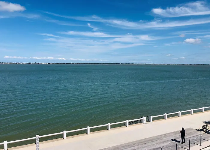 Le Homard Bleu 3* 圣特罗让莱班